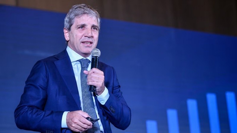 Luis Caputo ratificó la continuidad del esquema de bandas de flotación para el dólar.