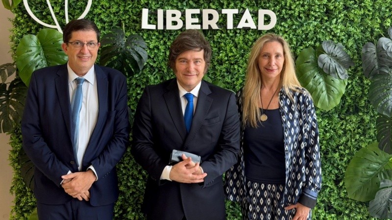 Javier y Karina Milei fueron recibidos en Corrientes por el titular de la Fundación Club de la Libertad.
