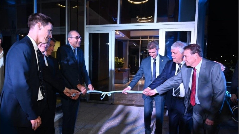 Autoridades en el corte de cintas del nuevo laboratorio de la Bolsa