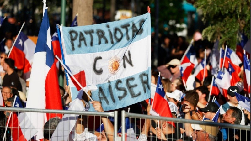 Una bandera argentina para apoyar a Kaiser, el candidato que mayor cercanía tiene con las ideas de Milei.