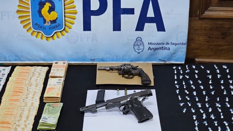 Algunos elementos secuestrados en los allanamientos de la Policía Federal.