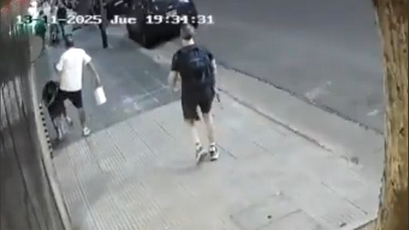 El momento exacto en que el joven pateó a la niña.