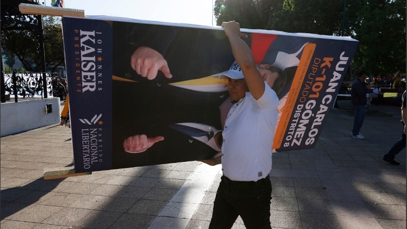 Militante lleva un cartel de Kaiser, apodado el 