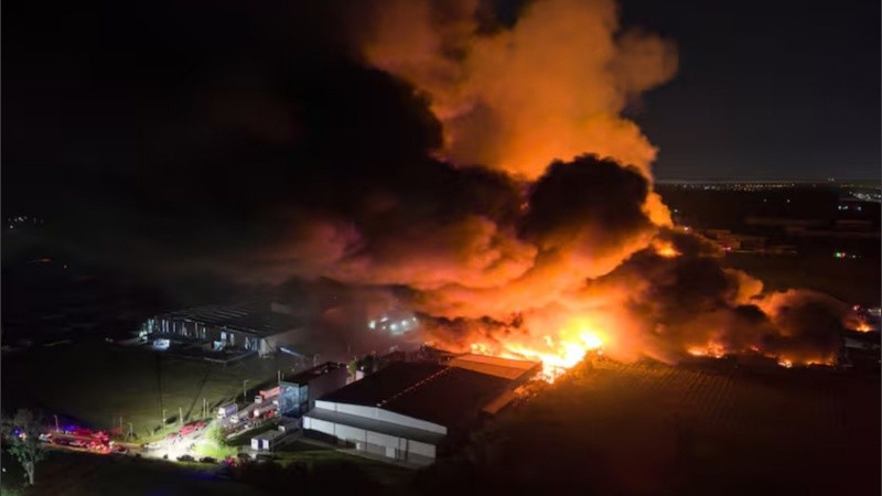 La explosión se originó en una firma que almacena y distribuye productos químicos.