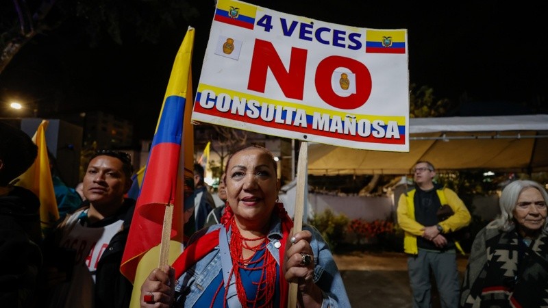 Una simpatizante del Movimiento Revolución Ciudadana sostiene un cartel durante la celebración por el triunfo del No en el referéndum este domingo, en Quito.