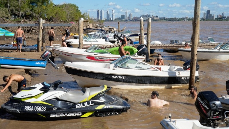 Cientos de embarcaciones surcan el agua del Paraná cada día: el número crece notablemente los fines de semana.