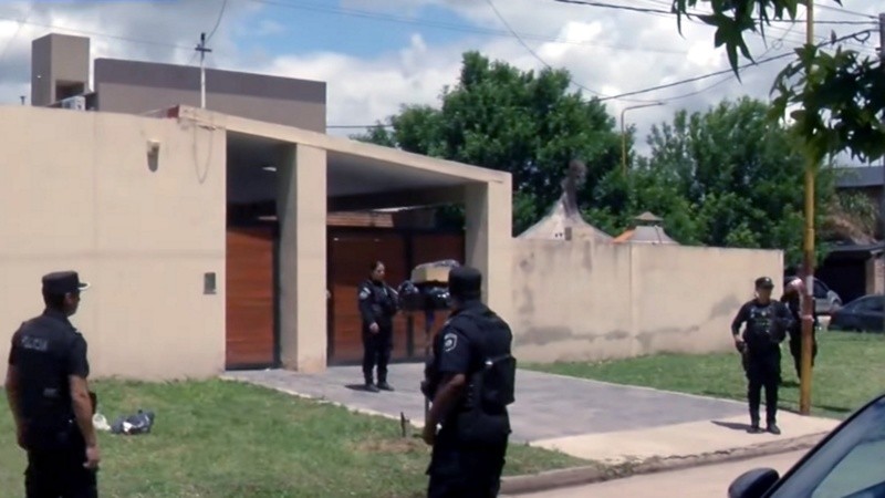 Los intrusos saltaron un tapial y redujeron a Hemadi dentro de su casa.