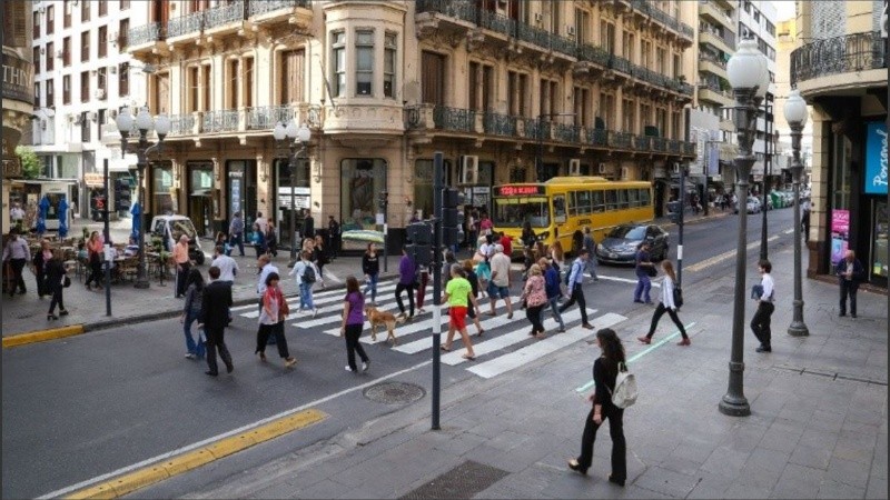Así lucía la esquina con las tiras led en la vereda.