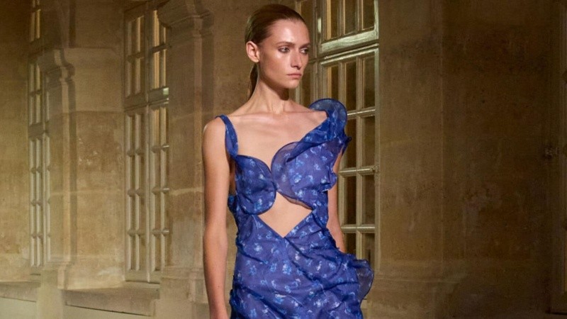 La combinación entre suavidad, estructura, así como un juego de volúmenes y cortes.