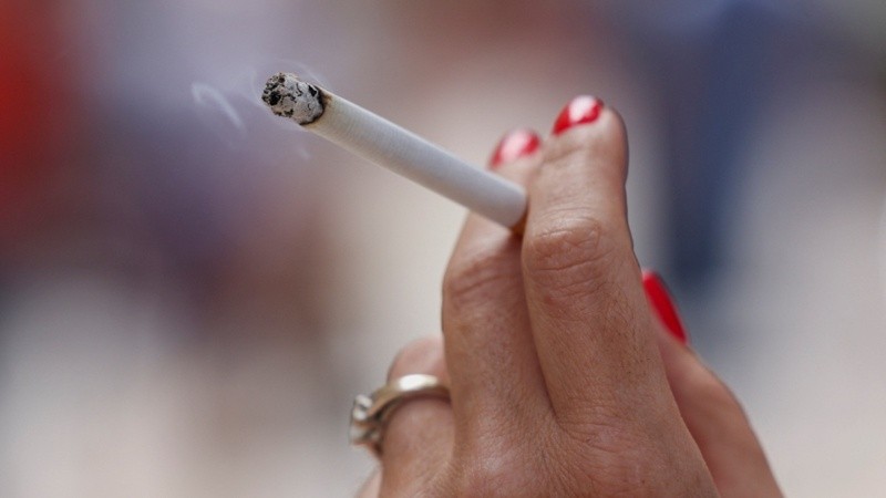 Francia prohibió fumar al aire libre en lugares determinados.