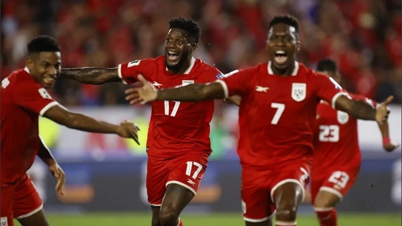 Jugadores de la selección de Panamá celebran el triunfo frente a El Salvador, en Ciudad de Panamá.
