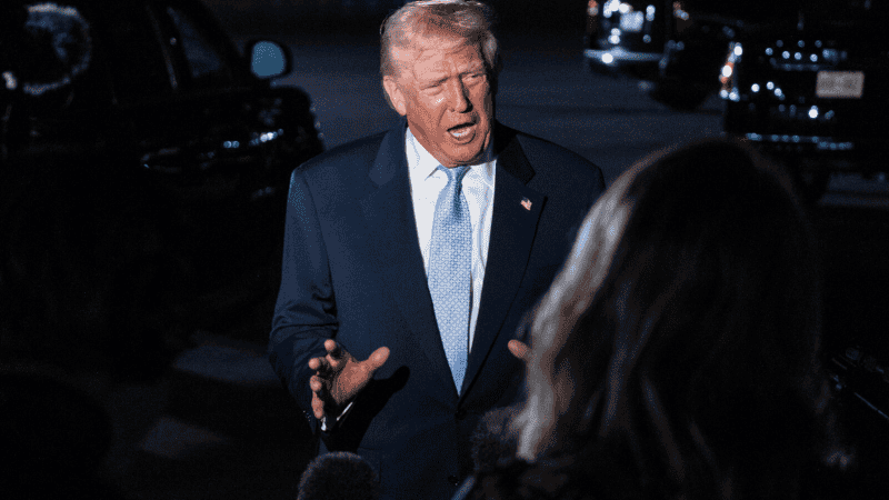 Trump sostuvo que para que las empresas estadounidenses de IA tengan éxito “deben tener la libertad de innovar sin una regulación engorrosa”.