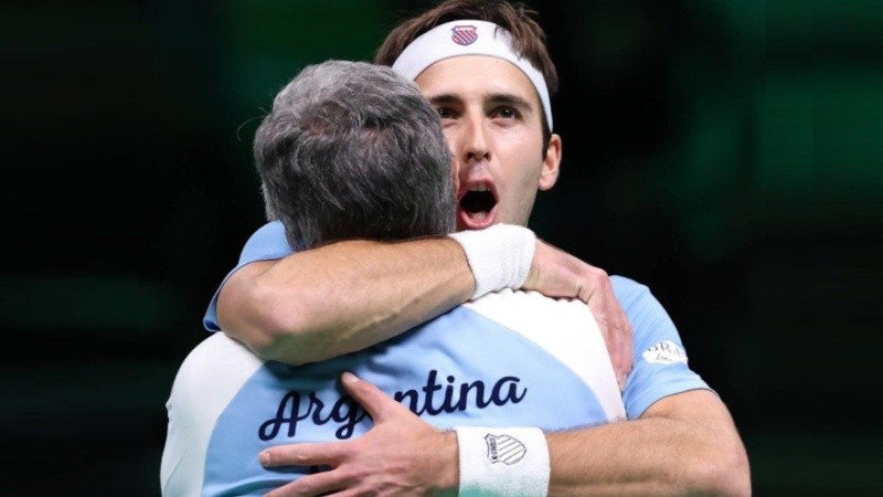 Tomás Etcheverry abraza a Javier Frana tras lograr un puntazo ante Alemania.