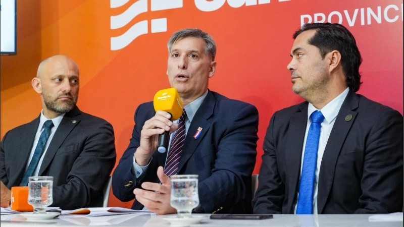 Los ministros Puccini, Olivares y Báscolo, en conferencia de prensa presentando el esquema impositivo de 2026