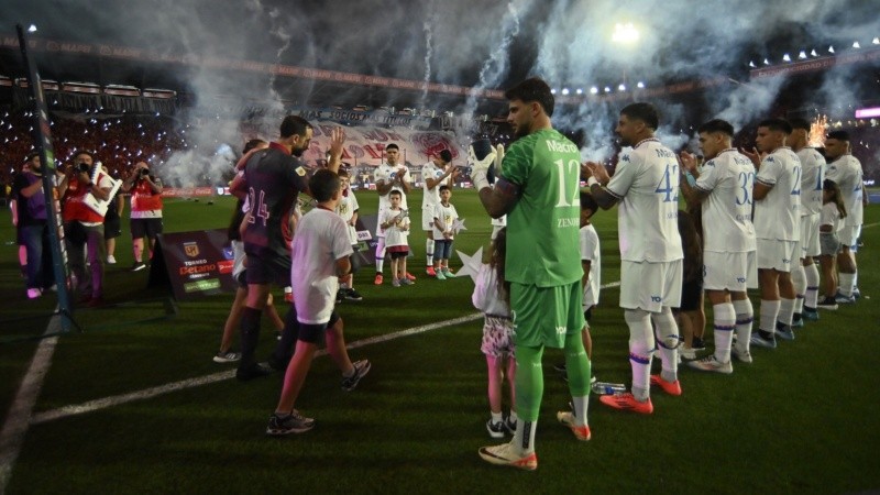 Respeto y aplausos de los jugadores visitantes del campeón internacional.