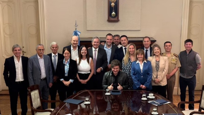 El presidente Javier Milei junto al Gabinete.
