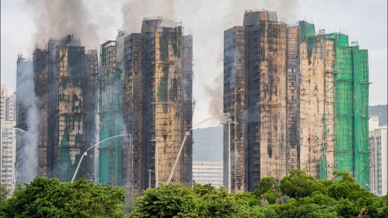 El incendio en el complejo Wang Fuk Court afectó finalmente siete edificios. Al comienzo se habían informado cuatro.