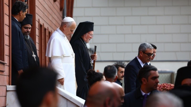 El Papa se despidió de Turquía y viaja a Líbano.