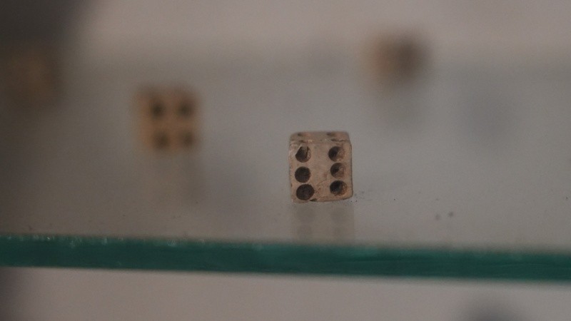 Dados de cinco siglos: huesos tallados y pintados a mano (Alan Monzón/Rosario3).