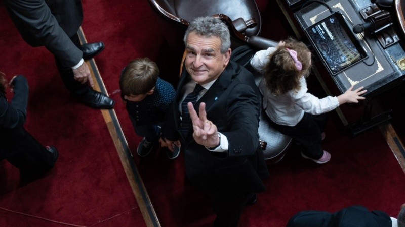 Rossi saluda desde el Congreso, donde promete confrontar con el oficialismo.