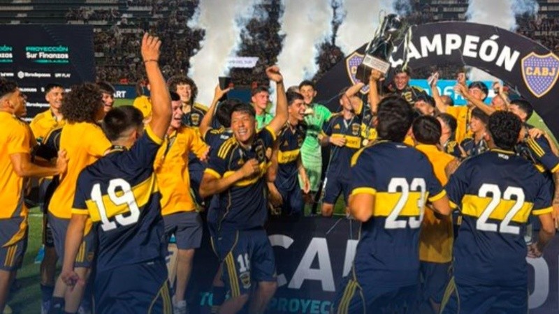 El festejo de los pibes boquenses en el estadio de Banfield.
