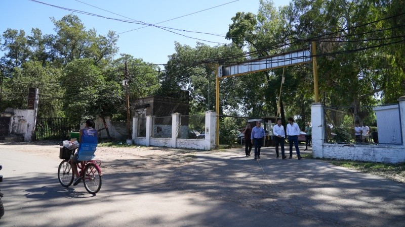 La comitiva oficial sale por el portón de la guardería sobre la cortada El Mangrullo.