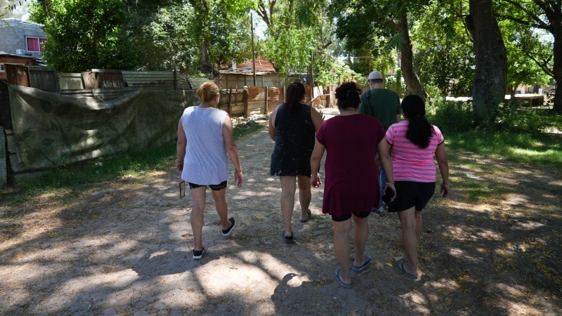 La calle de tierra no forma parte del espacio ni las viviendas de la zona serán alcanzadas.