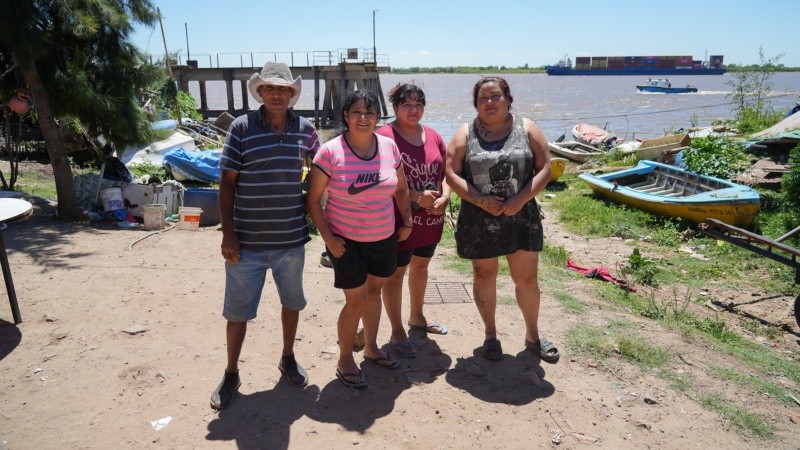 Antonio y las vecinas de El Mangrullo.