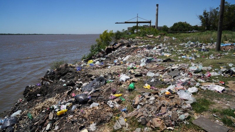 Un basural sobre la costanera, lindero al límite del predio a concesionar.