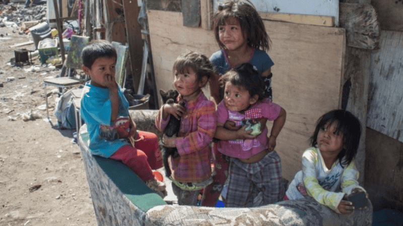   Casi uno de cada seis chicos vive en hogares que no pueden cubrir la canasta alimentaria básica.