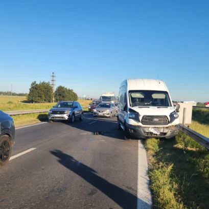 La Ford Transit bloqueó parte de la calzada sobre el puente del arroyo Ludueña.