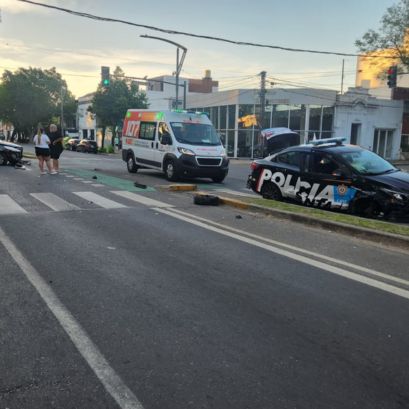 Patrullero choca a dos autos durante un operativo en Pellegrini y San Nicolás.