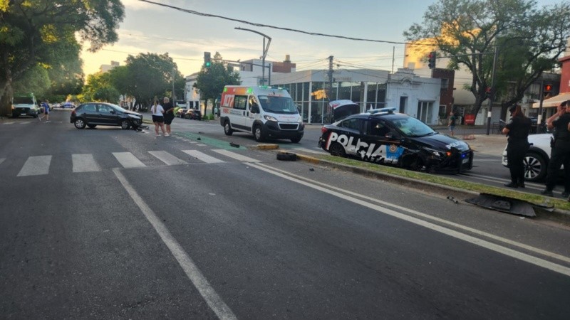 El patrullero impactó contra dos vehículos particulares.