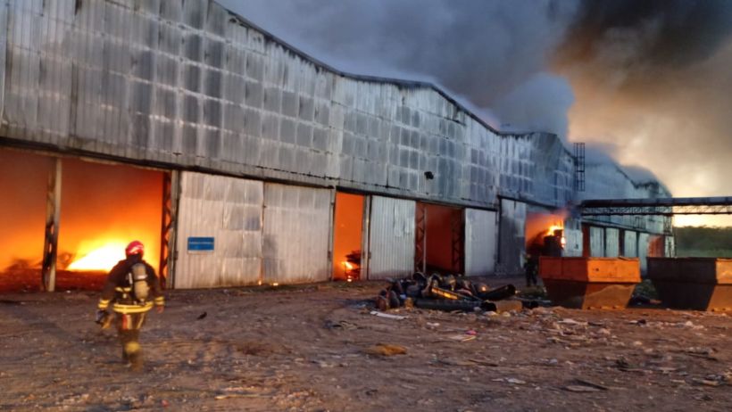 La planta de compostaje se prendió fuego esta mañana.