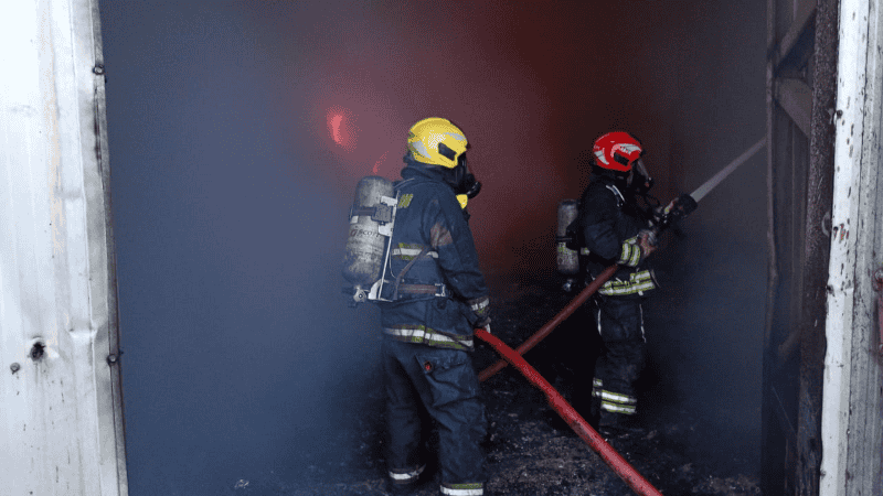 Bomberos controlan las llamas en el predio de reciclado (@Radio2) 