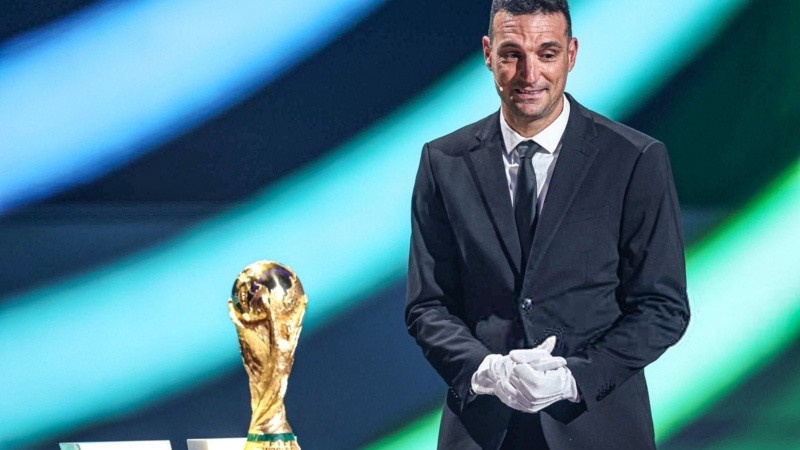 Scaloni fue el encargado de entregar la Copa del Mundo en la ceremonia previa al sorteo del Mundial 2026.