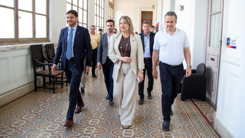 &nbsp;La ministra Monteoliva junto a Pullaro y Cococcioni en la sede de Gobernación de Rosario.