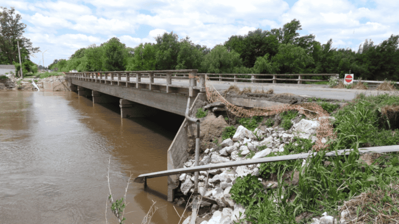 Así permanece el puente que, pese a la clausura, siguen utilizando muchos vecinos