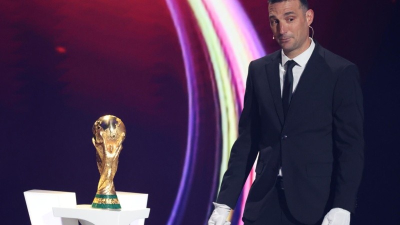 Lionel Scaloni llevó la Copa del Mundo a la ceremonia del sorteo en Washington. (EFE)&nbsp;