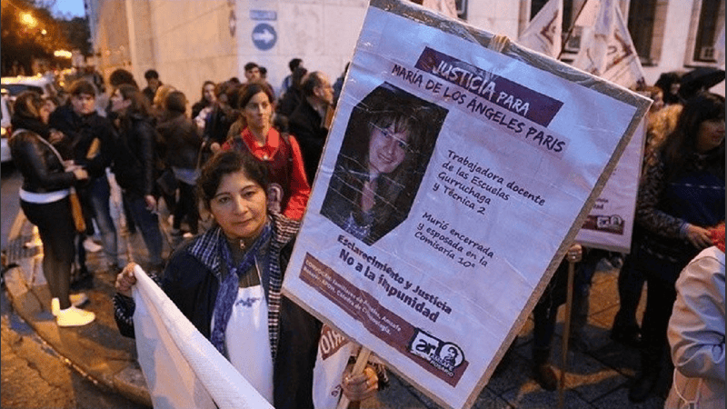 Los docentes acompañaron el reclamo de justicia en el caso de la bibliotecaria muerta en una comisaría.