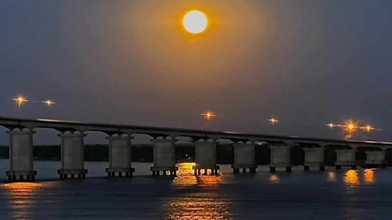 La luna de este viernes a la noche.