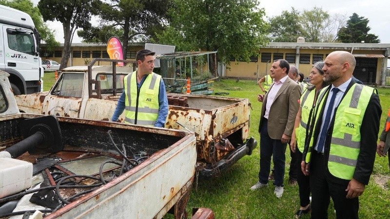 Las autoridades recorriendo el predio.