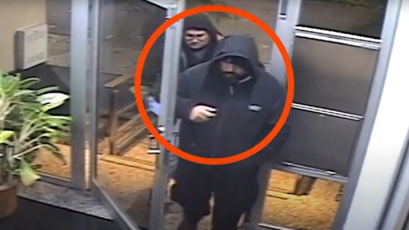 El registro fílmico de los dos ladrones. Cardozo, el de barba, fue detenido.