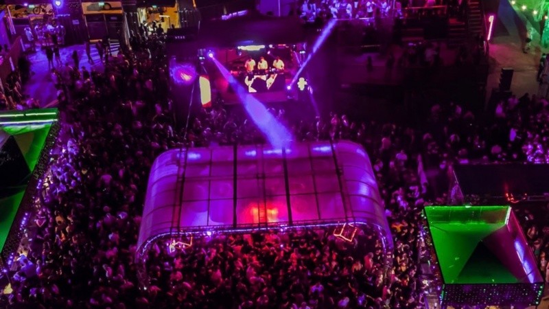 Con reconocidos artistas de la escena para bailar hasta el amanecer.