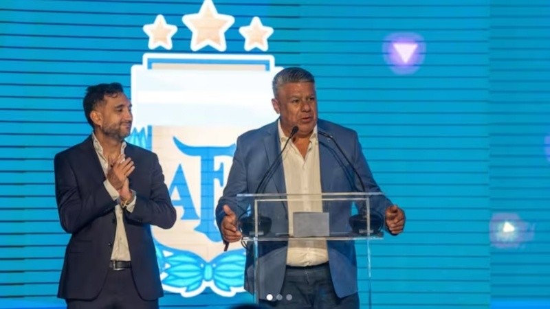 Ariel Vallejo (izquierda) junto a Claudio Tapia, el presidente de la AFA.