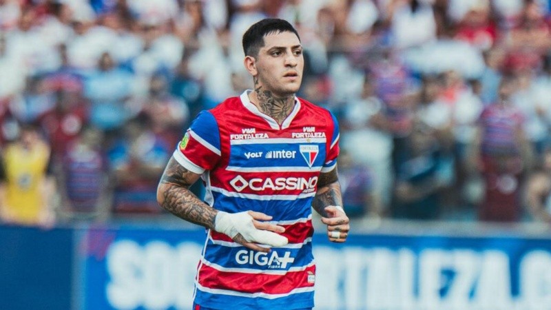 El pase del defensor de 24 años es propiedad del Ajax: en la última temporada jugó en Fortaleza de Brasil.