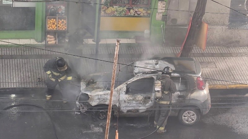 Los bomberos trabajaron sobre el coche incinerado (Rosario3).