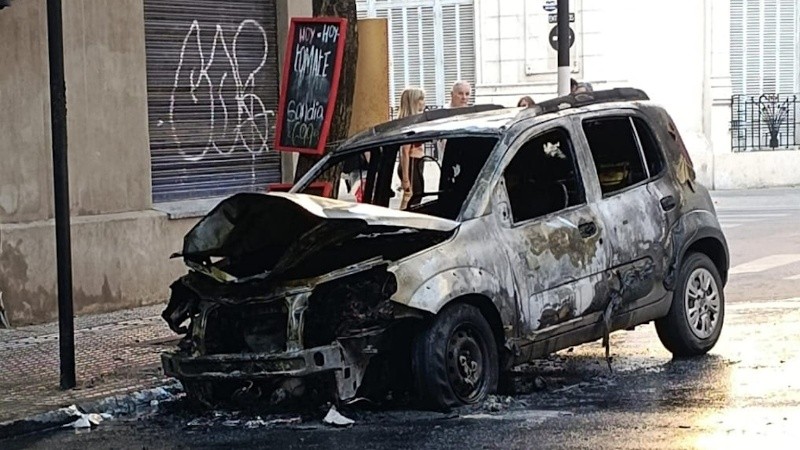 Los bomberos trabajaron sobre el coche incinerado (Rosario3).