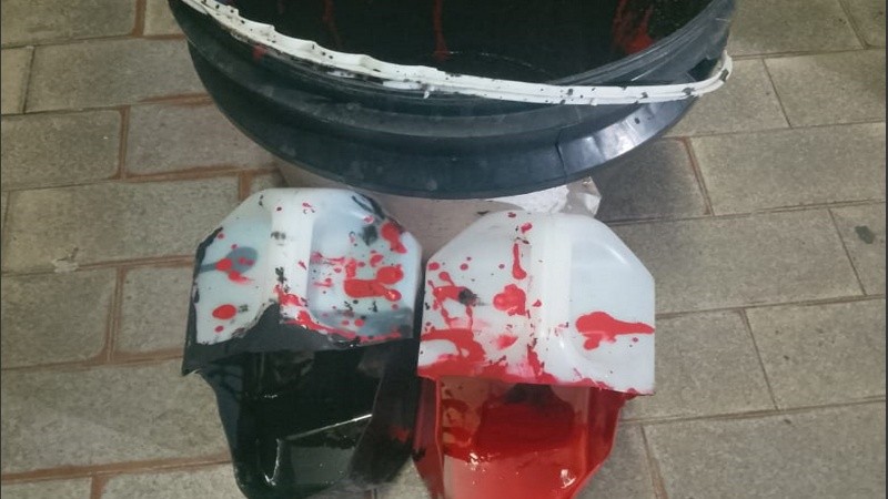 Los potes de pintura que tenía el aprehendido.