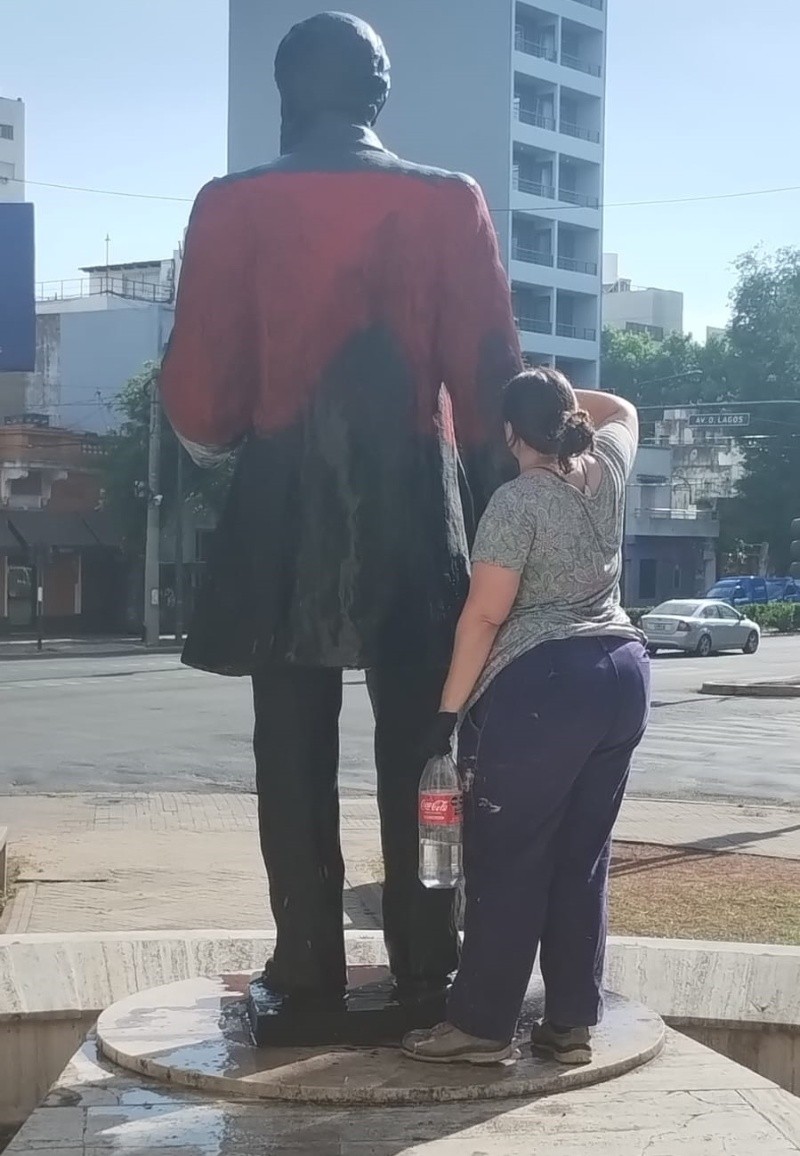 Una empleada municipal limpia la pintada.